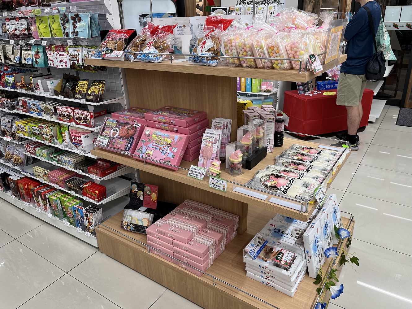 高松ホテル旁的 7-11 川六店賣的呆呆獸商品